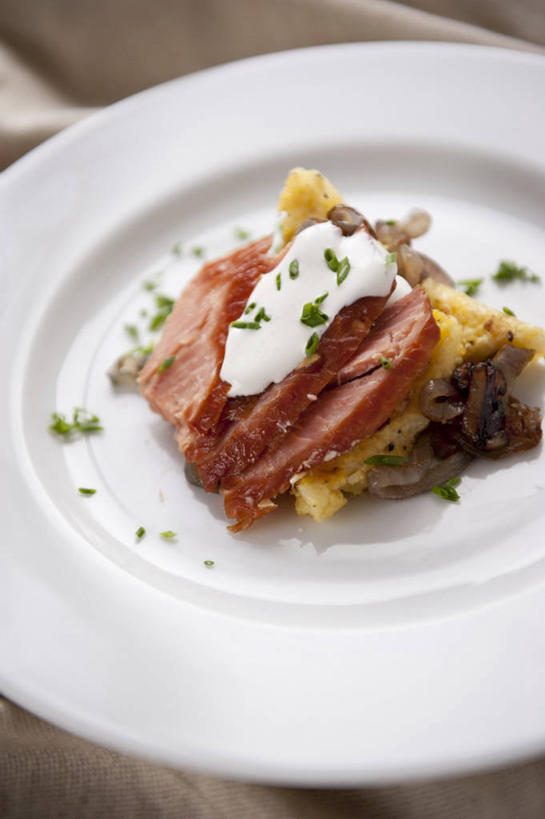 三文鱼,无人,竖图,俯视,室内,特写,白天,玉米,餐桌,桌子,鲑鱼,蔬菜,洋葱,餐具,阴影,新鲜,反射,棒子,布料,碟子,盘,影子,玉蜀黍,肉,鱼肉,粥,美味,食品,布纹,肉类,桌布,食物,白色,盘子,餐巾,碟,台布,有机食品,绿色食品,餐台,大马哈鱼,苞米,玉葱,苞芦,肉食,苞谷,撒蒙鱼,萨门鱼,冰海之皇,鲑,马哈鱼,麻哈鱼,大麻哈鱼,包谷,大蜀黍,番麦,薏米包,玉高粱,玉麦,珍珠米,甘旨,厚味,鲜味,麦粥,玉米糊,玉米粥,圆葱,洋葱头,球葱,葱头,彩图,高角度拍摄