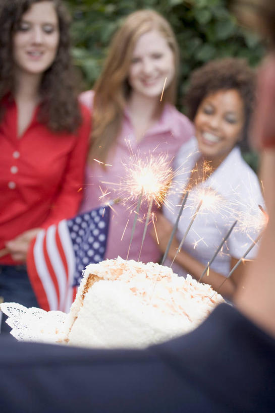 点心,西方人,背部,四个人,伙伴,朋友,站,笑,微笑,露齿笑,竖图,室外,白天,正面,下午茶,友谊,植物,烟火,旗帜,国旗,欧洲,非洲,黑人,欧洲人,握,阴影,服装,朦胧,模糊,光线,影子,食品,注视,休闲装,星条旗,树,树木,食物,糕点,衣服,绿色,阳光,自然,焰火,观察,看,站着,休闲,休闲服,握着,美国国旗,服饰,生长,成长,观看,察看,关注,礼花,仙女棒,花炮,礼花炮,手持喷泉,手持烟花,友情,男人,男性,年轻男性,年轻女性,女人,女性,白种人,非洲人,旗,烟花,站立,半身,彩图,美利坚合众国国旗,蛋糕