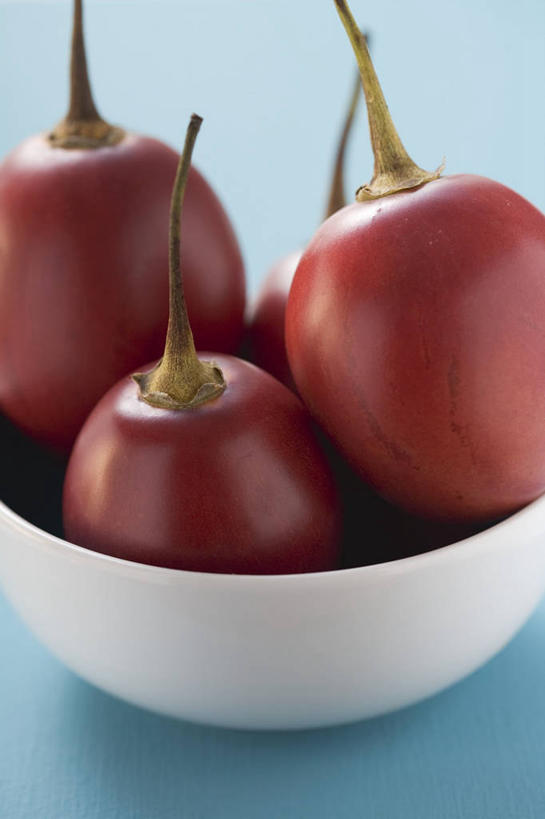 无人,竖图,俯视,室内,特写,白天,桌面,桌子,水果,阴影,蓝色背景,新鲜,反射,木制,影子,陶瓷,生食,食品,果实,陶瓷制品,食物,一个,红色,木制品,容器,碗,摄影,有机食品,绿色食品,影棚,单个,储藏,树番茄,储存,番茄,彩图,高角度拍摄,影棚拍摄,拍摄,贮存,树茄果