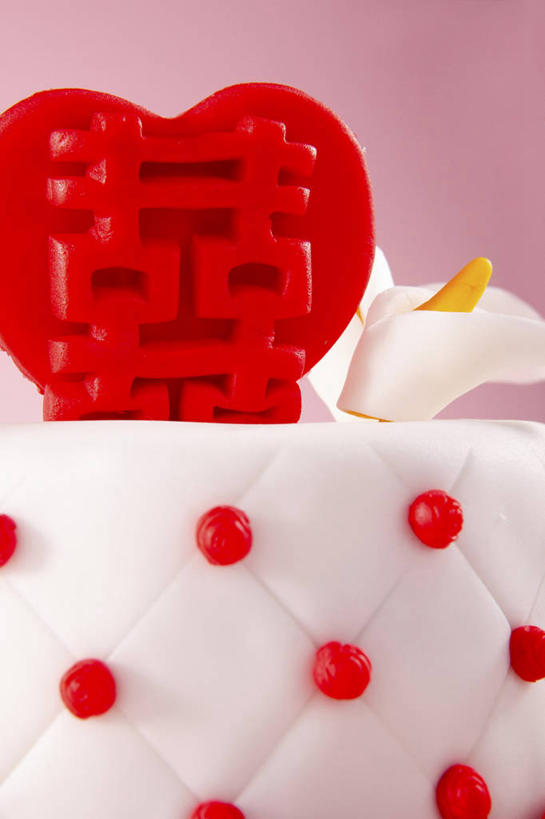 点心,无人,竖图,室内,特写,白天,正面,爱情,桌面,桌子,樱桃,水果,阴影,粉色背景,爱心,新鲜,反射,木制,标志,文字,影子,字符,生食,食品,果实,婚礼蛋糕,浪漫,标识,食物,糕点,红色,木制品,温暖,温馨,心形,汉字,恩爱,摄影,有机食品,绿色食品,影棚,和睦,中文,国文,华文,心型,樱珠,莺桃,英桃,楔桃,牛桃,荆桃,彩图,影棚拍摄,拍摄,翻糖蛋糕,融洽,蛋糕,结婚蛋糕