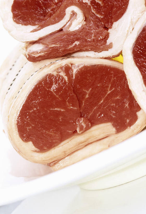 无人,竖图,俯视,室内,特写,白天,白色背景,桌面,桌子,阴影,反射,纹路,木制,纹理,影子,肉,羊肉,肉类,红色,木制品,摄影,影棚,肉食,肌理,彩图,高角度拍摄,影棚拍摄,拍摄