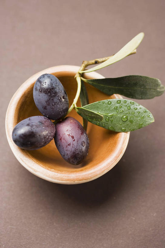 无人,竖图,俯视,室内,特写,白天,植物,桌面,桌子,橄榄,水果,叶子,阴影,棕色背景,新鲜,反射,木制,纹理,影子,陶瓷,生食,食品,果实,绿叶,枝条,陶瓷制品,树,树木,树枝,食物,三个,一个,绿色,木制品,容器,碗,嫩叶,摄影,有机食品,绿色食品,影棚,单个,储藏,黑橄榄,储存,乌橄榄,乌榄,肌理,油橄榄,虬枝,枝杈,叶,叶片,叶脉,青果,白榄,彩图,高角度拍摄,影棚拍摄,拍摄,贮存