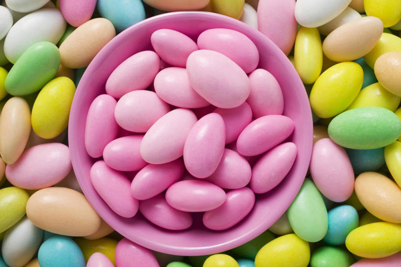 无人,横图,俯视,彩色,室内,特写,白天,一堆,许多,阴影,堆叠,堆积,反射,影子,陶瓷,食品,糖,糖果,甜点,甜品,陶瓷制品,很多,食物,一个,容器,碗,甜食,单个,储藏,堆,五颜六色,色彩斑斓,储存,五彩缤纷,硬糖,五彩斑斓,五光十色,杏仁糖,彩图,高角度拍摄,贮存