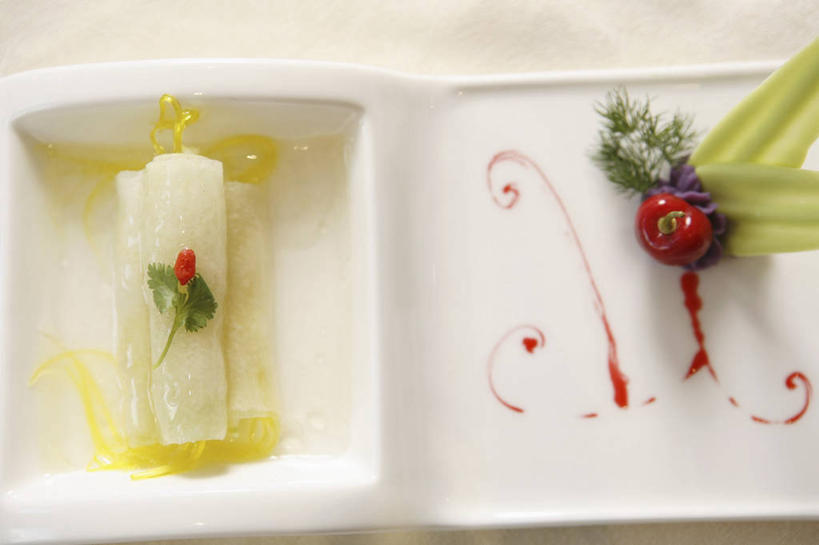 无人,横图,俯视,室内,特写,白天,烹饪,中餐,桌面,桌子,樱桃,蔬菜,餐具,水果,叶子,阴影,新鲜,反射,木制,碟子,盘,影子,调料,酱料,酱汁,生食,佐料,料理,食品,果实,绿叶,调味品,调味料,蔬果,酱,菜肴,美食,食物,两个,盘子,木制品,碟,中式,嫩叶,白瓜,佳肴,有机食品,绿色食品,水芝,叶,叶片,樱珠,莺桃,英桃,楔桃,牛桃,荆桃,彩图,高角度拍摄,白冬瓜,地芝,东瓜,濮瓜,枕瓜