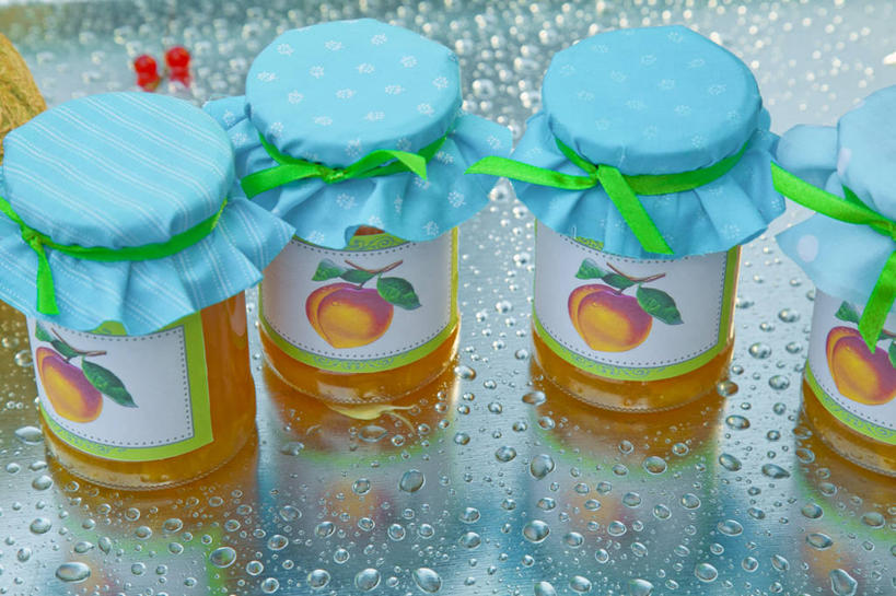 无人,横图,俯视,室内,特写,白天,桌面,桌子,桃子,水果,玻璃,一排,阴影,花纹,新鲜,整齐,反射,木制,布,丝绸,丝带,图案,影子,调料,酱料,酱汁,生食,佐料,食品,果实,缎带,调味品,调味料,布纹,酱,玻璃制品,绸带,食物,排列,玻璃瓶,木制品,瓶子,果酱,四个,有机食品,绿色食品,布匹,队列,广口瓶,肺果,果子酱,彩图,高角度拍摄,桃子酱