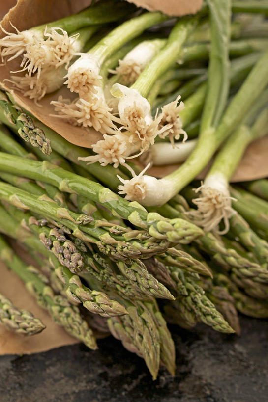 无人,竖图,俯视,室内,特写,白天,桌面,桌子,芦笋,蔬菜,一堆,许多,阴影,堆叠,堆积,新鲜,反射,木制,影子,葱,大葱,青葱,食品,很多,食物,绿色,木制品,有机食品,绿色食品,堆,猪尾巴,药鸡豆子,石刁柏,蚂蚁杆,龙须菜,狼尾巴根,彩图,高角度拍摄