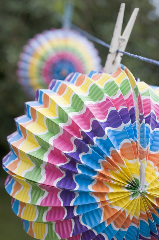 无人,竖图,彩色,室外,特写,白天,正面,植物,照明,吊挂,悬挂,朦胧,模糊,木制,灯笼,纸灯笼,挂,树,树木,绿色,自然,夹子,晾衣绳,木制品,绳子,灯具,生长,成长,五颜六色,照亮,色彩斑斓,照明设备,五彩缤纷,衣夹,五彩斑斓,五光十色,彩图