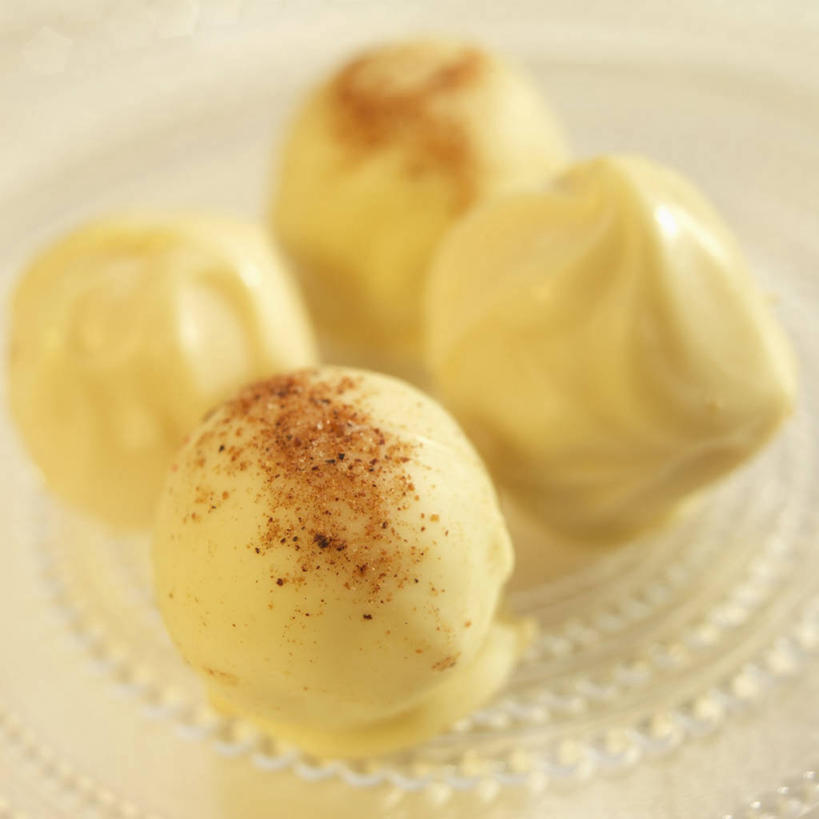 无人,方图,俯视,室内,特写,白天,桌面,桌子,餐具,阴影,反射,木制,碟子,盘,影子,食品,糖,糖果,甜点,甜品,松露巧克力,食物,一个,白色,盘子,木制品,碟,甜食,巧克力,四个,单个,朱古力,彩图,高角度拍摄