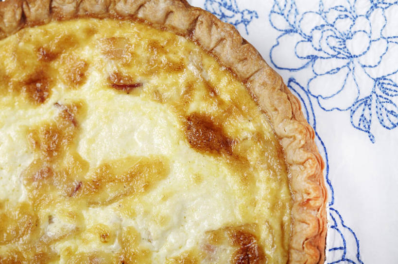 点心,奶酪,无人,横图,俯视,室内,特写,白天,桌面,桌子,阴影,反射,木制,影子,肉,干酪,起司,料理,食品,面点,芝士,营养,火腿,猪肉,美食,肉类,食物,腌制,一个,木制品,中式,乳酪,单个,乳制品,发酵,肉食,蛋饼,豚肉,熏制,火肉,兰熏,猪腿,彩图,高角度拍摄