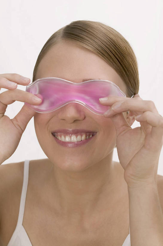 西方人,脸,头,脸颊,手,一个人,笑,微笑,露齿笑,竖图,室内,特写,白天,白色背景,正面,吊带,欧洲,欧洲人,双手,仅一个年轻女性,仅一个女性,仅一个人,握,服装,拿,拿着,吊带衫,衣服,手部,眼罩,握着,遮,遮掩,摄影,服饰,影棚,掩盖,遮挡,衣着,穿着,遮盖,掩饰,衣饰,年轻女性,女人,女性,白种人,头部,脸部,脸蛋,面部,半身,彩图,影棚拍摄,拍摄,睡眠眼罩,遮光眼罩