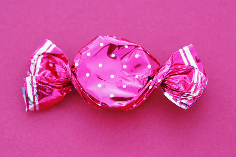 无人,横图,俯视,室内,特写,白天,桌面,桌子,阴影,粉色背景,反射,木制,包装,包装纸,影子,纸,食品,糖,糖果,甜点,甜品,纸张,食物,一个,木制品,甜食,摄影,影棚,单个,包装材料,硬糖,彩图,高角度拍摄,影棚拍摄,拍摄,玻璃纸