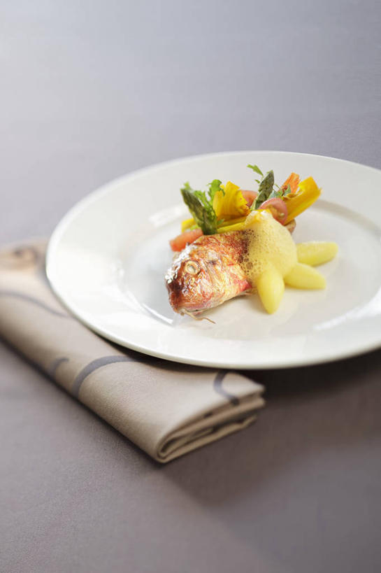 海鲜,无人,竖图,俯视,室内,特写,白天,烹饪,西餐,桌面,桌子,蔬菜,餐具,叶子,阴影,灰色背景,新鲜,反射,木制,鱼,碟子,盘,影子,肉,鱼肉,料理,食品,绿叶,水产,菜肴,美食,肉类,鱼类,海洋生物,食物,一个,盘子,餐巾,木制品,碟,嫩叶,西式,摄影,佳肴,有机食品,绿色食品,影棚,单个,水生动物,海产品,水生物,肉食,海底动物,绯鲵鲣,保洁方巾,口布,叶,叶片,彩图,高角度拍摄,影棚拍摄,拍摄