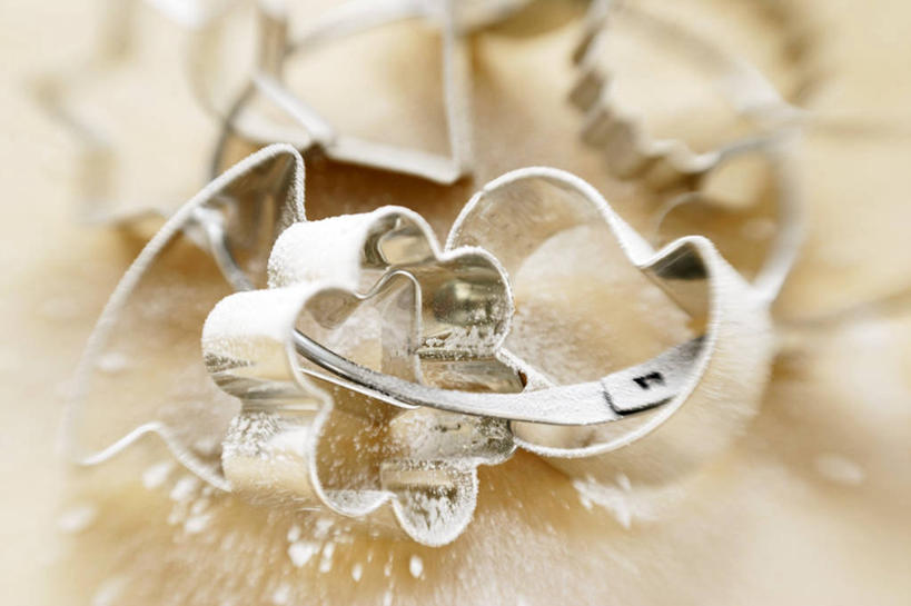 无人,横图,俯视,室内,特写,白天,餐桌,桌子,金属制品,许多,阴影,朦胧,模糊,反射,金属,粉末,影子,调料,糖,调味品,很多,调味料,粉,餐台,模具,糖粉,粉状,粉剂,彩图,高角度拍摄,糖类