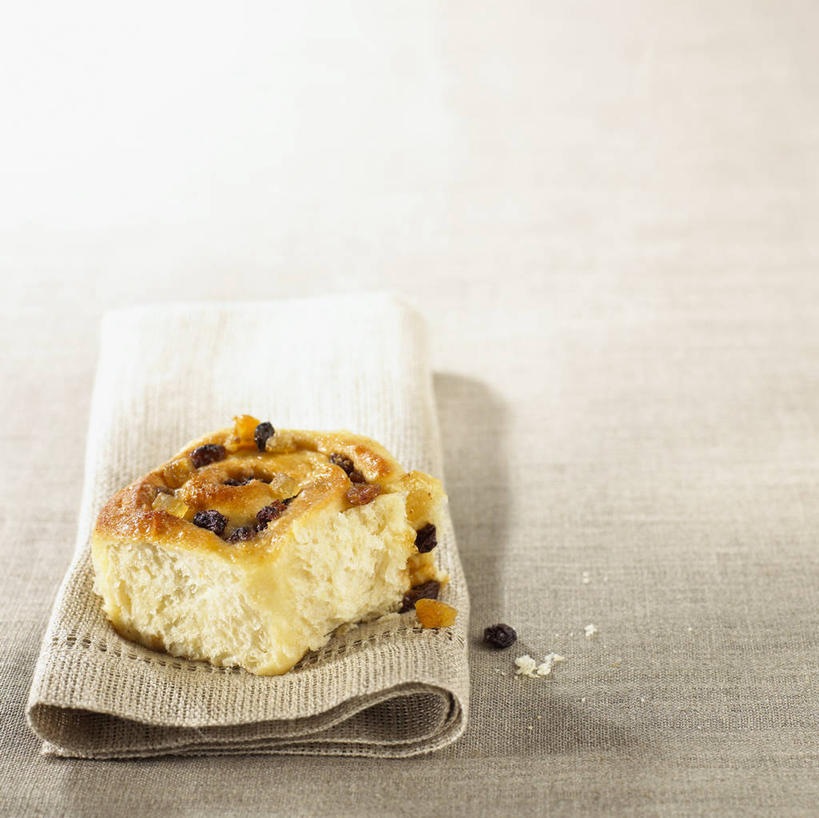 点心,面包,无人,横图,俯视,室内,特写,白天,餐桌,桌子,葡萄,阴影,反射,影子,食品,面点,食物,糕点,一个,餐巾,葡萄干,单个,餐台,乌珠木,保洁方巾,口布,山葫芦,蒲桃,草龙珠,彩图,高角度拍摄