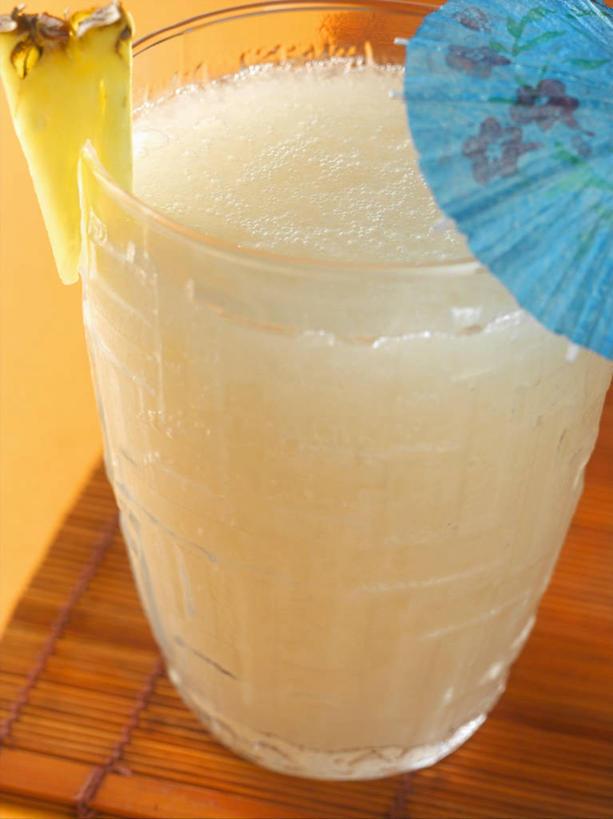 果汁,无人,竖图,俯视,室内,特写,白天,餐桌,桌子,菠萝,杯子,水果,一把,阴影,新鲜,装饰,反射,伞,影子,纸伞,生食,食品,果实,饮品,一杯,玻璃制品,食物,饮料,一个,蓝色,水杯,有机食品,绿色食品,单个,餐台,华丽,修饰,点缀,可口,小伞,菠萝汁,衬托,美观,雅致,雅观,适口,鸡尾酒伞,酒杯伞,伞签,玻璃杯,凤梨,彩图,高角度拍摄