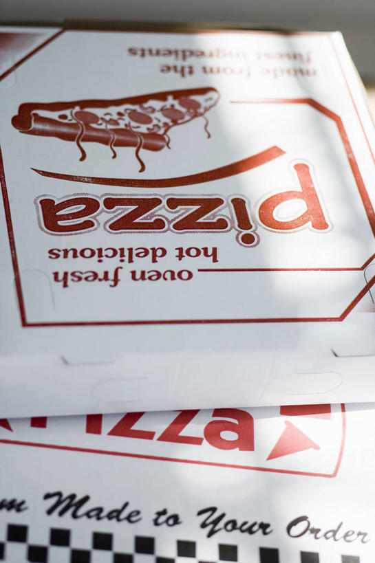 无人,竖图,俯视,室内,特写,白天,烹饪,西餐,餐桌,桌子,阴影,反射,英文,标志,文字,影子,纸盒,字符,字母,料理,食品,披萨,匹萨,标识,菜肴,美食,盒子,食物,包装盒,快餐,西式,佳肴,餐台,英文字母,比萨,西式快餐,垃圾食品,意大利薄饼,彩图,高角度拍摄