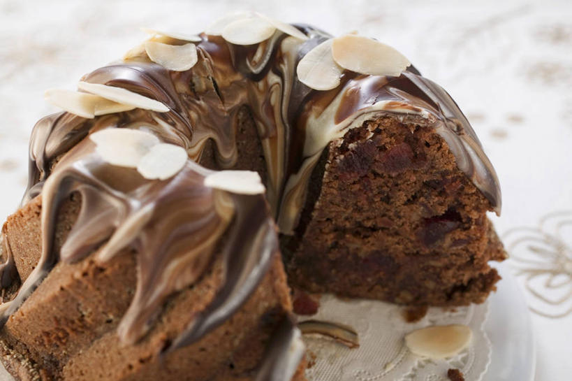 点心,无人,横图,俯视,室内,特写,白天,下午茶,餐桌,桌子,杏仁,切开,阴影,反射,影子,食品,糖,糖果,甜点,甜品,巧克力蛋糕,食物,糕点,一个,甜食,巧克力,切,单个,餐台,朱古力,剖面,切面,杏子,杏梅仁,杏核仁,木落子,苦杏仁,彩图,高角度拍摄,蛋糕