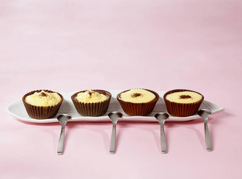 无人,横图,俯视,室内,特写,白天,餐桌,桌子,餐具,五个,一排,许多,阴影,粉色背景,整齐,反射,碟子,盘,影子,勺子,食品,糖,糖果,冰激凌,甜点,甜品,清凉,食物,排列,盘子,调羹,碟,汤匙,甜食,冷饮,香草,巧克力,四个,舒服,冰淇淋,摄影,影棚,餐台,朱古力,解暑,队列,解渴,雪糕,圣代,舒爽,冰糕,消暑,芳香植物,彩图,高角度拍摄,影棚拍摄,拍摄,水果冰激凌,新地