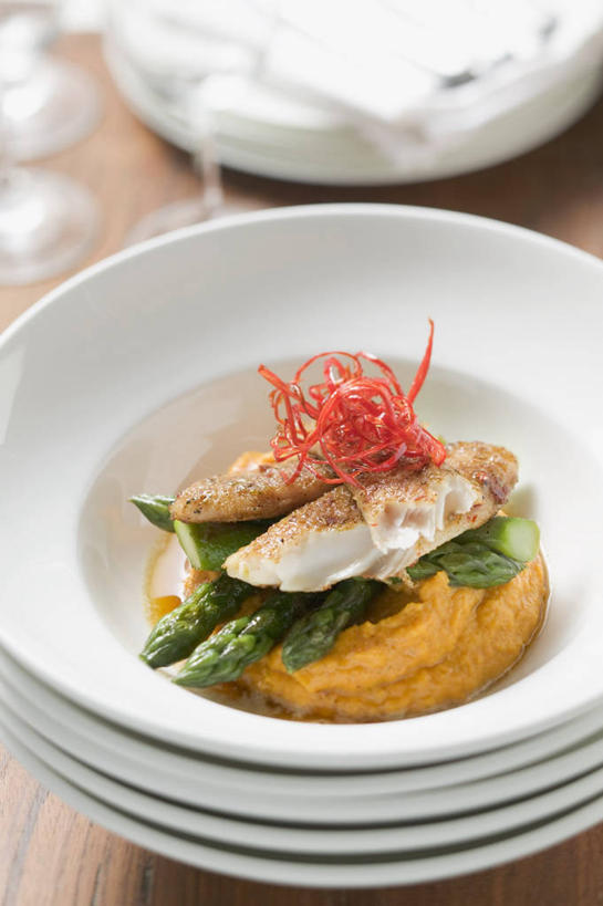 生鱼片,无人,竖图,俯视,室内,特写,白天,餐桌,桌子,芦笋,蔬菜,餐具,一排,许多,阴影,新鲜,整齐,反射,碟子,盘,影子,山药,肉,鱼肉,鱼片,食品,很多,肉类,食物,排列,盘子,碟,有机食品,绿色食品,餐台,堆,队列,肉食,薯蓣,怀山药,淮山药,玉延,山薯,沙西米,鲇鱼,塘鲺,塘虱鱼,塘虱,黏鱼,胡子鲢,猪尾巴,药鸡豆子,石刁柏,蚂蚁杆,龙须菜,狼尾巴根,彩图,高角度拍摄,刺身