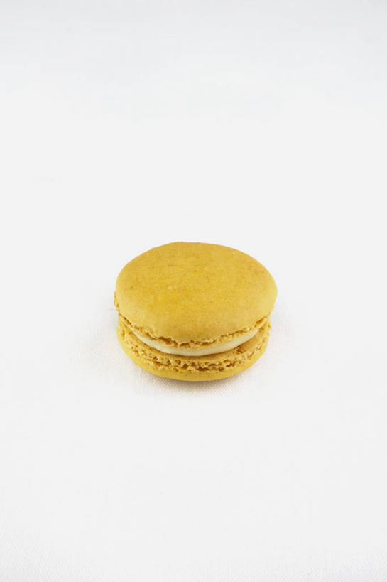 点心,无人,竖图,俯视,室内,特写,白天,白色背景,餐桌,桌子,阴影,反射,影子,食品,甜点,甜品,食物,糕点,一个,黄色,甜食,摄影,影棚,单个,餐台,马卡龙,玛卡龙,杏仁小圆饼,彩图,高角度拍摄,影棚拍摄,拍摄