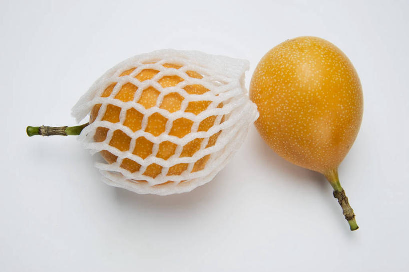 无人,横图,俯视,室内,特写,白天,白色背景,餐桌,桌子,袋子,水果,阴影,新鲜,反射,影子,生食,食品,果实,网袋,食物,两个,容器,百香果,橙色,西番莲,摄影,有机食品,绿色食品,影棚,餐台,储藏,储存,鸡蛋果,受难果,巴西果,彩图,高角度拍摄,影棚拍摄,拍摄,贮存