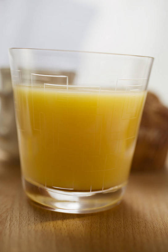 果汁,无人,竖图,室内,特写,白天,正面,餐桌,桌子,柑橘,杯子,阴影,朦胧,模糊,反射,影子,橙汁,饮品,一杯,玻璃制品,饮料,一个,水杯,单个,餐台,可口,适口,玻璃杯,橘子,桔子,橙子,橙,彩图