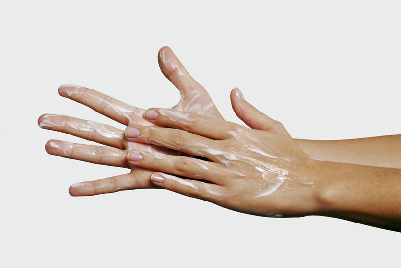 西方人,手,一个人,横图,室内,特写,白天,白色背景,正面,化妆,美容,欧洲,欧洲人,双手,仅一个女性,仅一个人,擦,抚摸,护肤,美白,清洁,仅一个中年女性,保养,享受,休闲,手部,放松,去角质,擦拭,保健,摄影,影棚,保湿,滋润,张开五指,护肤品,去死皮,护肤用品,舒缓,护手霜,养颜,去污,控油,紧肤,嫩肤,祛痘,去痘,祛角质,抗衰,再生,增白,补水,祛斑,抗皱,防皱,除皱,去皱,揩擦,拭,女人,女性,中年女性,白种人,半身,彩图,影棚拍摄,拍摄,五指张开,轻抚