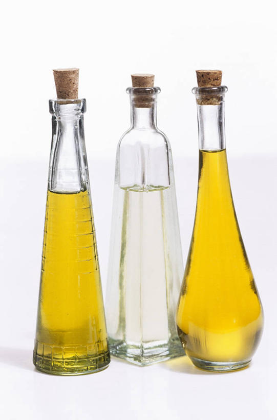 无人,竖图,室内,特写,白天,白色背景,正面,餐桌,桌子,一排,阴影,整齐,反射,罐子,影子,食用油,油,橄榄油,玻璃制品,排列,三个,玻璃瓶,瓶子,瓶塞,摄影,影棚,餐台,保存,队列,密封,三瓶,植物油,彩图,影棚拍摄,拍摄