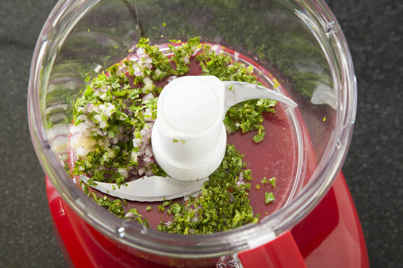 无人,横图,俯视,室内,特写,白天,机器,餐桌,桌子,蔬菜,洋葱,金属制品,阴影,新鲜,反射,金属,影子,调料,酱料,酱汁,佐料,食品,调味品,调味料,酱,辣酱,食物,机械,有机食品,绿色食品,餐台,辣椒酱,玉葱,绞肉机,圆葱,洋葱头,球葱,葱头,彩图,高角度拍摄