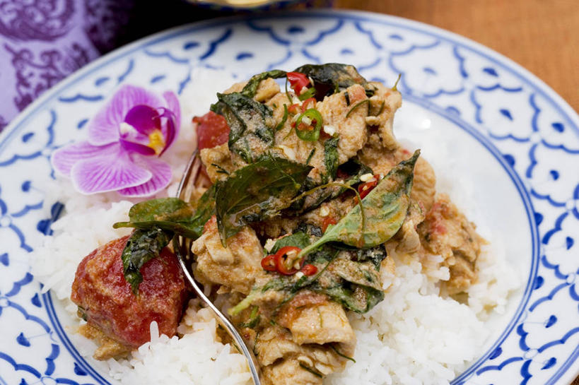 咖哩,无人,横图,俯视,室内,特写,白天,烹饪,餐桌,桌子,土豆,餐具,阴影,装饰,盛开,反射,碟子,盘,影子,调料,鸡肉,肉,料理,食品,调味品,调味料,花蕾,咖喱,菜肴,美食,肉类,花,花瓣,花朵,鲜花,食物,一朵,一个,盘子,碟,花苞,花蕊,佳肴,单个,餐台,华丽,修饰,点缀,高雅,肉食,咖喱鸡,咖喱鸡块,馍馍蛋,衬托,美观,雅致,雅观,淡泊,花中君子,印度菜,印度料理,兰花,洋芋,山药蛋,马铃薯,彩图,高角度拍摄