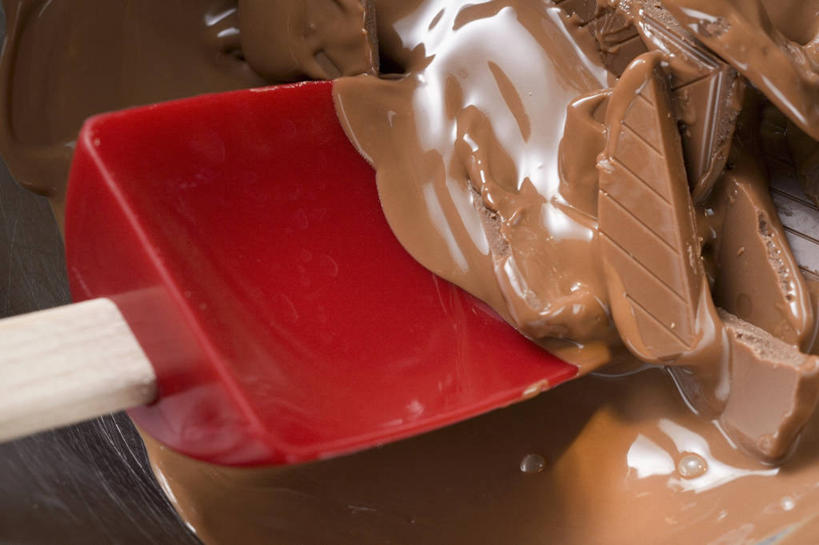无人,横图,俯视,室内,特写,白天,餐桌,桌子,阴影,融化,反射,影子,食品,糖,糖果,甜点,甜品,火锅,食物,甜食,巧克力,餐台,朱古力,熔化,暖锅,溶化,熔解,消溶,彩图,高角度拍摄,巧克力火锅