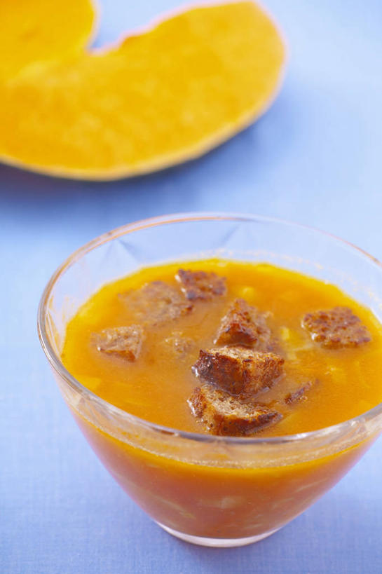 无人,竖图,俯视,室内,特写,白天,烹饪,中餐,餐桌,桌子,南瓜,蔬菜,玻璃,阴影,蓝色背景,新鲜,反射,影子,金瓜,汤,料理,食品,菜肴,美食,番瓜,玻璃制品,食物,一个,容器,碗,中式,摄影,佳肴,有机食品,绿色食品,影棚,单个,餐台,储藏,麦瓜,倭瓜,储存,南瓜汤,彩图,高角度拍摄,影棚拍摄,拍摄,浙江菜,浙菜,贮存