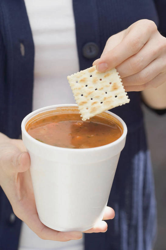 点心,西方人,手,一个人,竖图,俯视,室内,特写,白天,烹饪,西餐,杯子,欧洲,欧洲人,双手,仅一个年轻女性,仅一个女性,仅一个人,握,阴影,服装,反射,瓷器,影子,汤,料理,食品,咖啡杯,陶瓷制品,休闲装,菜肴,美食,食物,一个,衣服,白色,饼干,零食,休闲,手部,休闲服,罗宋汤,西式,握着,服饰,佳肴,单个,瓷杯,羹汤,年轻女性,女人,女性,白种人,半身,彩图,高角度拍摄