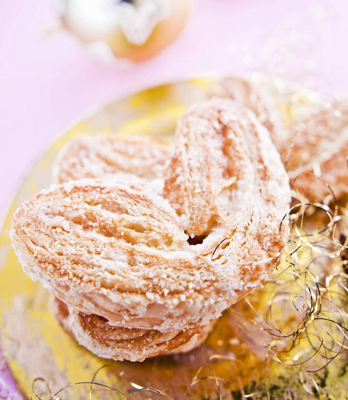 点心,面包,无人,竖图,俯视,室内,特写,白天,餐桌,桌子,圣诞节,阴影,节日,朦胧,模糊,庆祝,反射,影子,面点,文化,糕点,果酱,庆典,餐台,纪念,果子酱,彩图,高角度拍摄