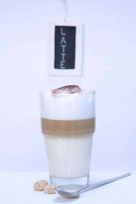 点心,咖啡,无人,竖图,室内,特写,白天,白色背景,正面,幸福,餐桌,桌子,杯子,阴影,反射,影子,食品,曲奇,一杯,娱乐,玻璃制品,食物,饮料,一个,水杯,饼干,零食,享受,休闲,温馨,放松,乐趣,摄影,影棚,单个,餐台,提神,舒适,醒脑,曲奇饼,曲奇饼干,软饮料,拿铁,拿铁咖啡,玻璃杯,彩图,影棚拍摄,拍摄,意大利曲奇饼