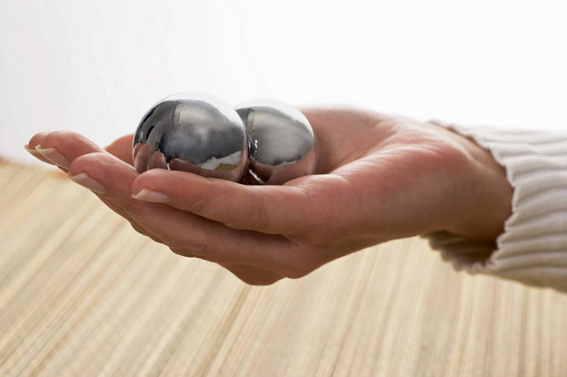 西方人,手,一个人,横图,俯视,室内,特写,白天,毛衣,金属制品,欧洲,欧洲人,仅一个年轻女性,仅一个女性,仅一个人,阴影,服装,反射,金属,影子,休闲装,两个,衣服,保健球,休闲,手部,休闲服,健身球,服饰,单手,线衫,康复球,老年健身球,年轻女性,女人,女性,白种人,半身,彩图,高角度拍摄,绒衣,套衫,套头毛衣,线衣