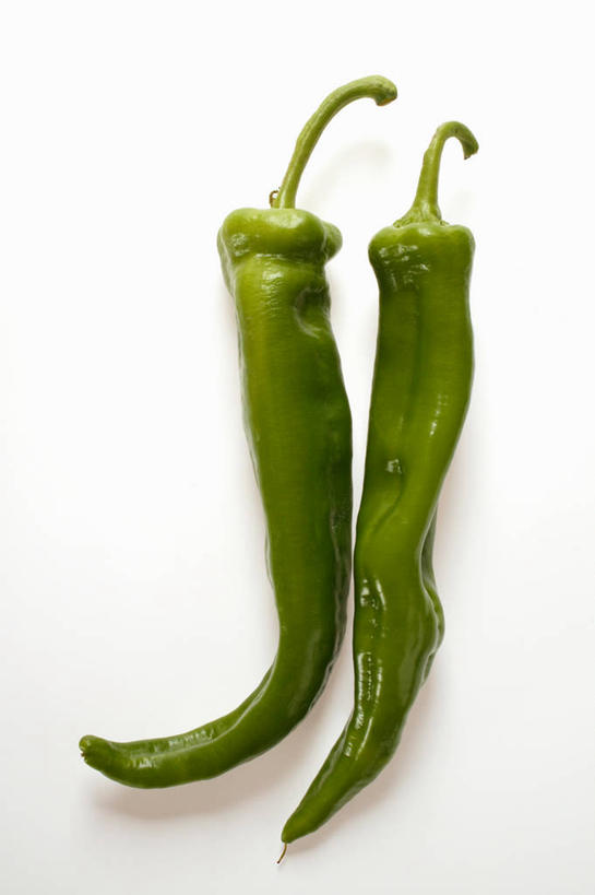 无人,竖图,俯视,室内,特写,白天,白色背景,餐桌,桌子,蔬菜,阴影,新鲜,反射,影子,青椒,食品,食物,两个,绿色,摄影,有机食品,绿色食品,影棚,餐台,大椒,菜椒,甜椒,柿子椒,灯笼椒,彩图,高角度拍摄,影棚拍摄,拍摄