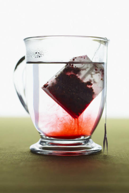 无人,竖图,室内,特写,白天,白色背景,正面,幸福,餐桌,茶,桌子,杯子,阴影,反射,影子,红茶,茶叶,一杯,娱乐,茶包,玻璃制品,一个,水杯,享受,休闲,温馨,放松,乐趣,摄影,影棚,单个,餐台,提神,舒适,袋泡茶,醒脑,玻璃杯,彩图,影棚拍摄,拍摄,泡沫红茶