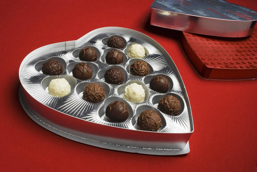 无人,横图,俯视,室内,特写,白天,爱情,餐桌,桌子,金属制品,一排,许多,阴影,红色背景,爱心,整齐,反射,金属,影子,食品,糖,糖果,甜点,甜品,浪漫,食物,排列,容器,甜食,奶油,巧克力,打开,温暖,温馨,心形,恩爱,摄影,影棚,餐台,储藏,铁盒,朱古力,和睦,开启,储存,队列,糖粉,心型,彩图,高角度拍摄,影棚拍摄,拍摄,巧克力松球,雪花巧克力球,融洽,贮存