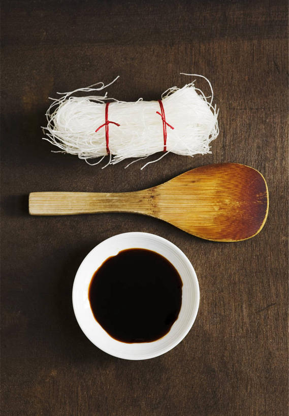 面食,面条,无人,竖图,俯视,室内,特写,白天,烹饪,中餐,餐桌,桌子,餐具,一把,阴影,反射,木制,碟子,盘,影子,勺子,调料,面,料理,食品,调味品,调味料,酱油,菜肴,美食,米粉,食物,一个,白色,盘子,木制品,绳子,调羹,碟,汤匙,中式,佳肴,单个,餐台,捆绑,绳索,绑缚,豉油,彩图,高角度拍摄,米面