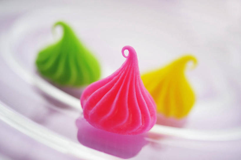 点心,无人,横图,俯视,室内,特写,白天,餐桌,桌子,餐具,阴影,朦胧,模糊,反射,碟子,盘,影子,食品,食物,三个,一个,黄色,红色,绿色,盘子,碟,饼干,零食,单个,餐台,彩图,高角度拍摄,杏仁饼干,意大利杏仁饼干