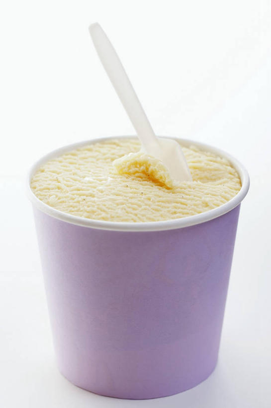 无人,竖图,俯视,室内,特写,白天,白色背景,餐桌,桌子,杯子,一把,阴影,反射,影子,勺子,冰激凌,清凉,一个,纸制品,调羹,汤匙,冷饮,舒服,冰淇淋,摄影,影棚,单个,餐台,纸杯,解暑,解渴,一次性杯子,雪糕,舒爽,冰糕,消暑,彩图,高角度拍摄,影棚拍摄,拍摄,香草冰淇淋