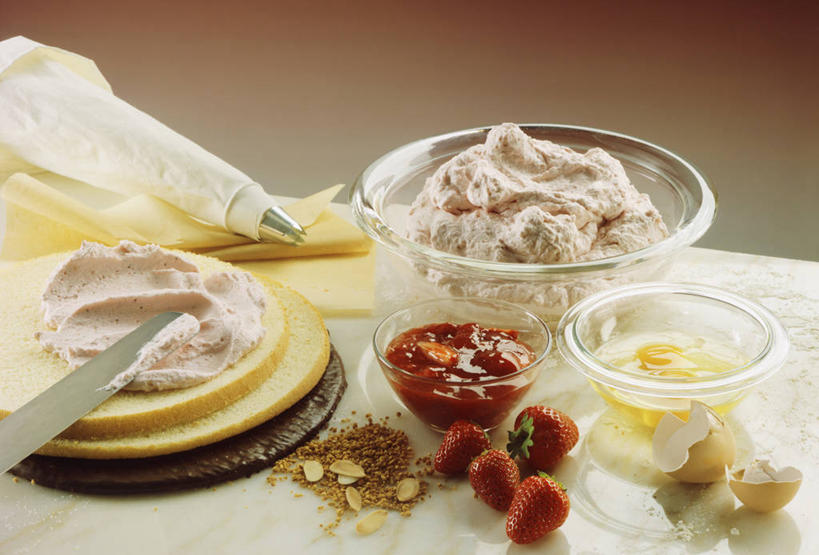 点心,无人,横图,俯视,室内,特写,白天,下午茶,餐桌,桌子,草莓,浆果,袋子,水果,玻璃,金属制品,一把,制作,阴影,新鲜,装饰,反射,金属,裱花袋,工具,影子,蛋,蛋黄,鸡蛋,生食,食品,果实,刀具,加工,塑料袋,玻璃制品,食物,糕点,红色,容器,碗,刀,有机食品,绿色食品,餐台,储藏,储存,菜刀,海绵蛋糕,裱花枪,裱花,卵,切菜刀,洋莓,水果皇后,红莓,地莓,彩图,高角度拍摄,贮存,蛋糕