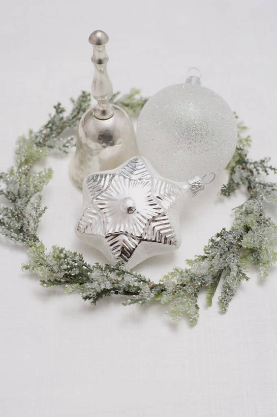 无人,竖图,俯视,室内,特写,白天,白色背景,餐桌,桌子,静物,圣诞节,阴影,节日,庆祝,装饰,反射,花环,影子,圣诞球,文化,庆典,摄影,影棚,餐台,纪念,华丽,修饰,圣诞花环,点缀,衬托,美观,雅致,雅观,圣诞圈,彩图,高角度拍摄,影棚拍摄,拍摄