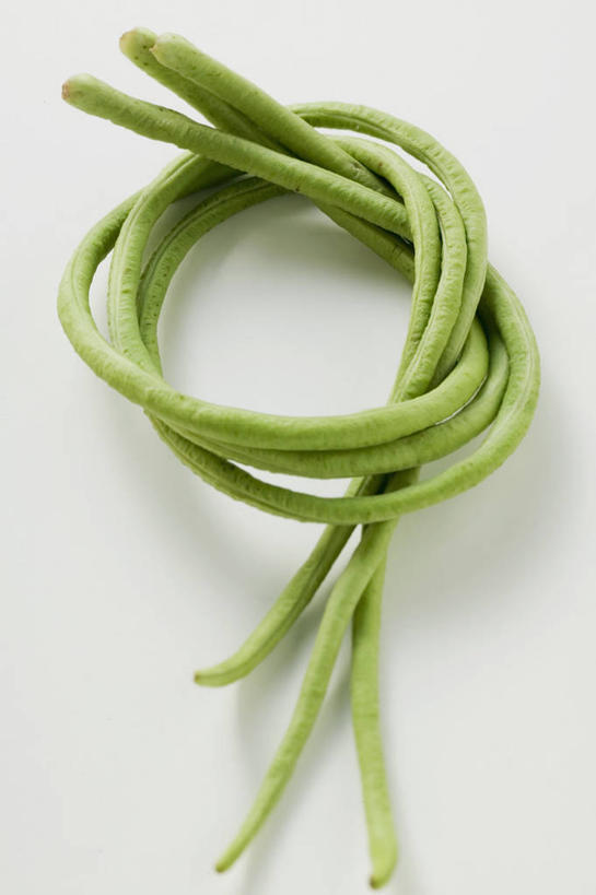 无人,竖图,俯视,室内,特写,白天,白色背景,植物,餐桌,桌子,豆,蔬菜,阴影,新鲜,环绕,缠绕,反射,影子,豆类,豆子,食品,豆角,豇豆,食物,摄影,有机食品,绿色食品,影棚,餐台,羊角,纠缠,豆科,饭豆,线豆,角豆,腰豆,长豆,带豆,江豆,裙带豆,彩图,高角度拍摄,影棚拍摄,拍摄