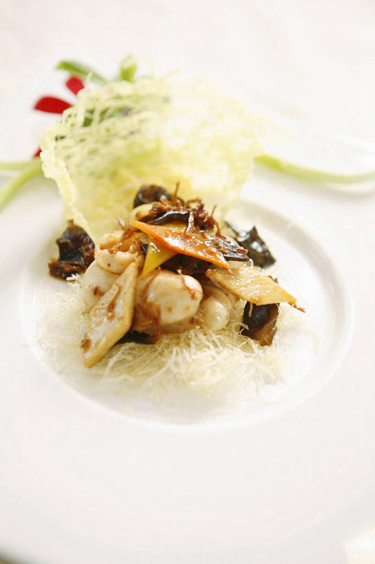 无人,竖图,俯视,室内,特写,白天,烹饪,中餐,餐桌,桌子,萝卜,胡萝卜,蔬菜,餐具,阴影,新鲜,反射,碟子,盘,影子,菌菇,调料,酱料,酱汁,佐料,料理,食品,调味品,调味料,菌类,酱,木耳,菜肴,美食,食物,白色,盘子,碟,中式,食用菌,佳肴,有机食品,绿色食品,餐台,黑木耳,光木耳,红萝卜,甘荀,彩图,高角度拍摄