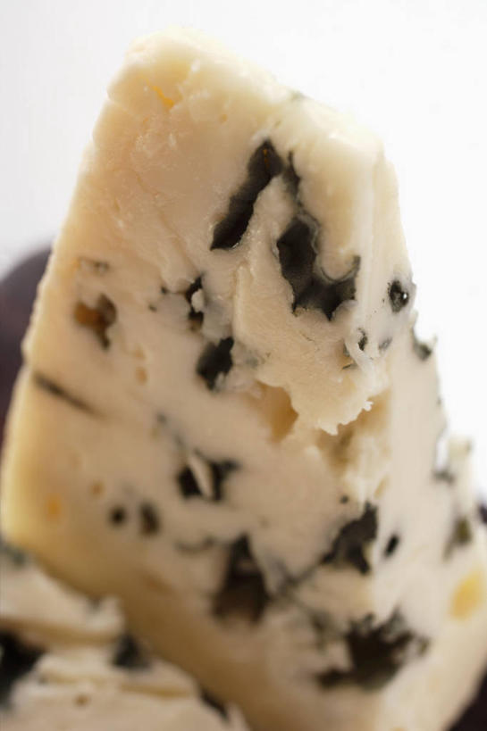 奶酪,无人,竖图,俯视,室内,特写,白天,白色背景,餐桌,桌子,一块,阴影,朦胧,模糊,反射,影子,干酪,起司,芝士,营养,乳酪,摄影,影棚,餐台,乳制品,发酵,蓝纹奶酪,斯提耳顿干酪,彩图,高角度拍摄,影棚拍摄,拍摄