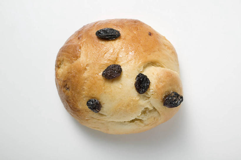 点心,面包,无人,横图,俯视,室内,特写,白天,白色背景,餐桌,桌子,葡萄,阴影,反射,影子,食品,面点,食物,糕点,一个,葡萄干,摄影,影棚,单个,餐台,小圆面包,乌珠木,山葫芦,蒲桃,草龙珠,彩图,高角度拍摄,影棚拍摄,拍摄