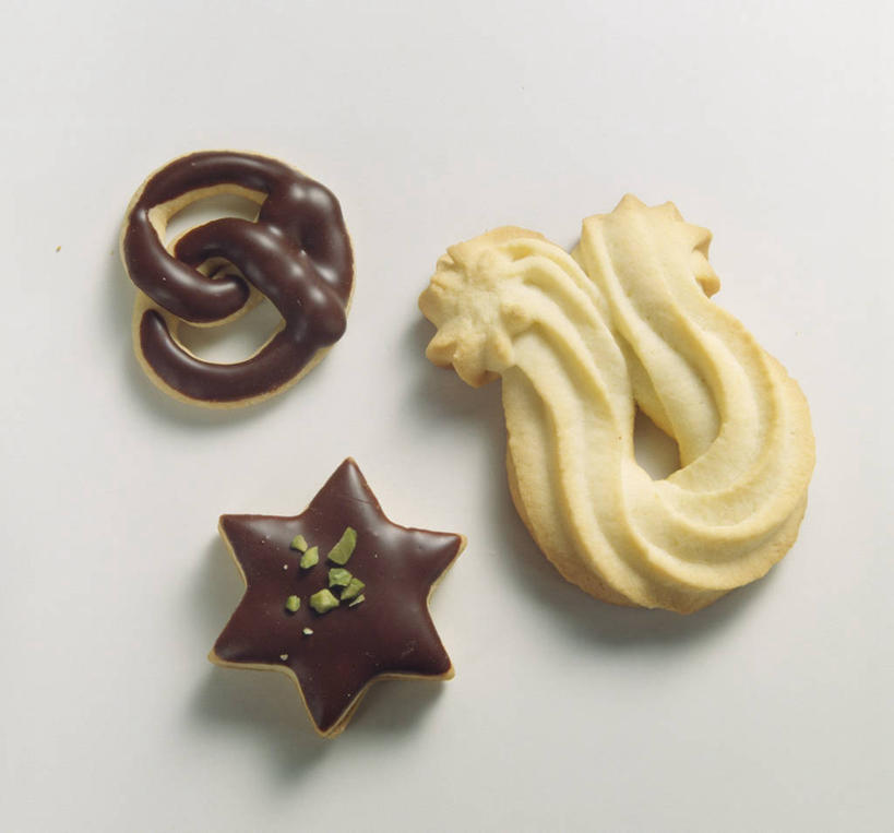 点心,无人,横图,俯视,室内,特写,白天,白色背景,餐桌,桌子,阴影,反射,影子,食品,糖,糖果,甜点,甜品,曲奇,食物,三个,饼干,甜食,零食,巧克力,摄影,影棚,餐台,朱古力,曲奇饼,曲奇饼干,巧克力曲奇,彩图,高角度拍摄,影棚拍摄,拍摄