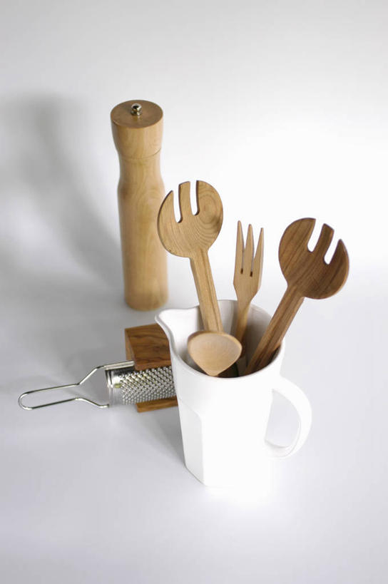 无人,竖图,俯视,室内,特写,白天,白色背景,植物,桌面,桌子,厨具,阴影,反射,木制,工具,影子,勺子,香料,草药,药草,中药,木制品,调羹,汤匙,摄影,影棚,胡椒磨,肉豆蔻,研磨器,药材,中草药,肉蔻,肉果,玉果,中药材,本草,消食,胡椒研磨器,彩图,高角度拍摄,影棚拍摄,拍摄